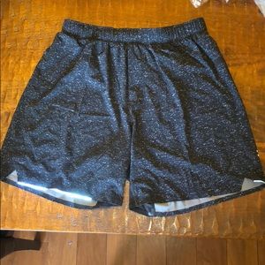 T.H.E. Short lululemon 7’ inch (navy blue/black)